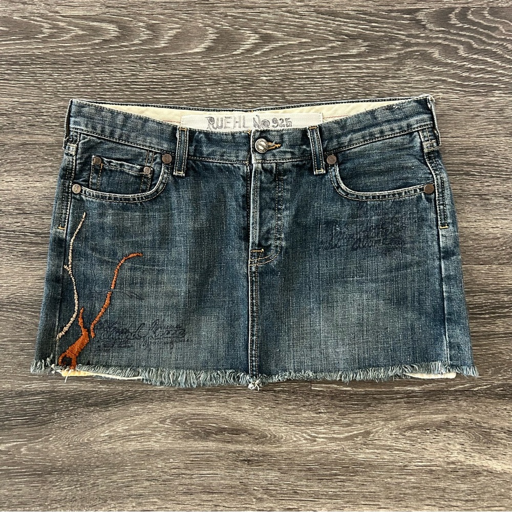 Ruehl No. 925 Embroidered Denim Mini Skirt Size 29 Blue Jean Y2K Preppy New York